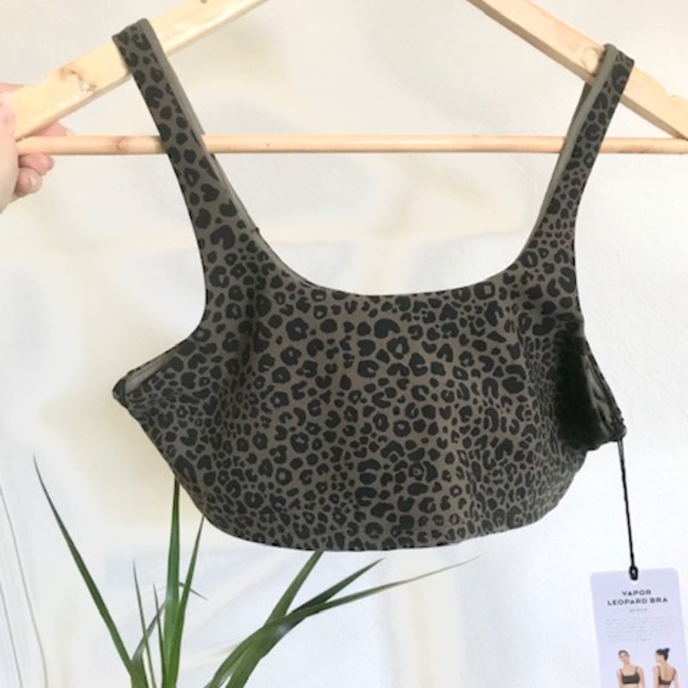 NWT ALO Yoga Vapor Leopard Sports Bra